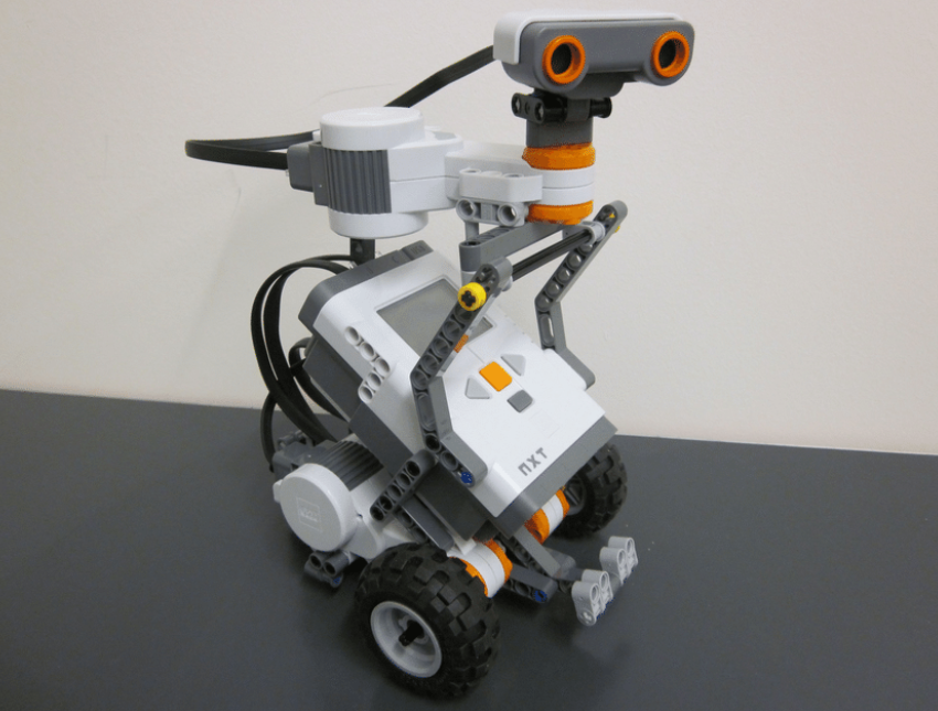 File:Robot using ultrasonic sensor.png