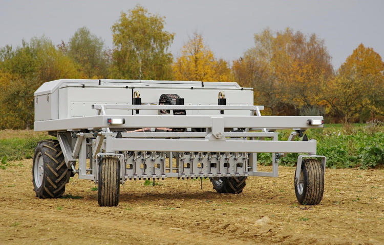 3053230-slide-s-5-with-this-weeding-robot-farmers-dont-need-to-use-herbicides.jpg